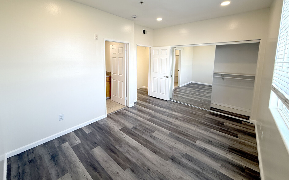 Building Photo - 5330 Satsuma Ave
