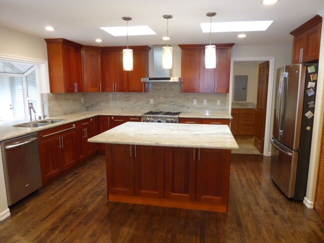 Building Photo - Charming 4 Bed 2.5 Bath + Den Rambler in S...