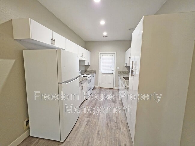 Building Photo - 1121 Sixshooter Ave