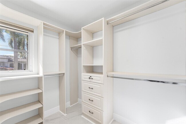 Building Photo - 2443 NE 26th St