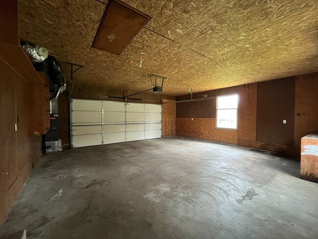 Building Photo - Very Large Home South of Warsaw 4 Bedroom