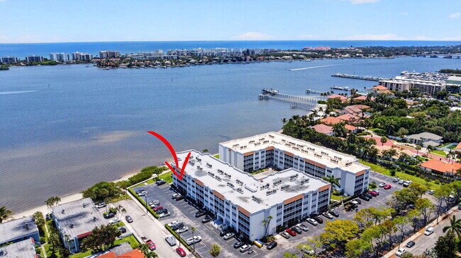 Building Photo - 1502 S Lakeside Dr