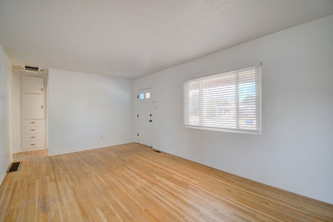 Building Photo - NE Heights 2 Bedroom 1 Bath  with garage