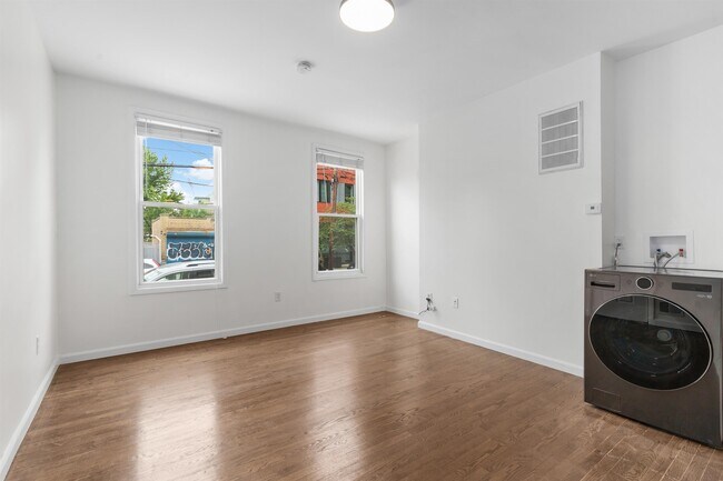 Building Photo - 84 Griffith St