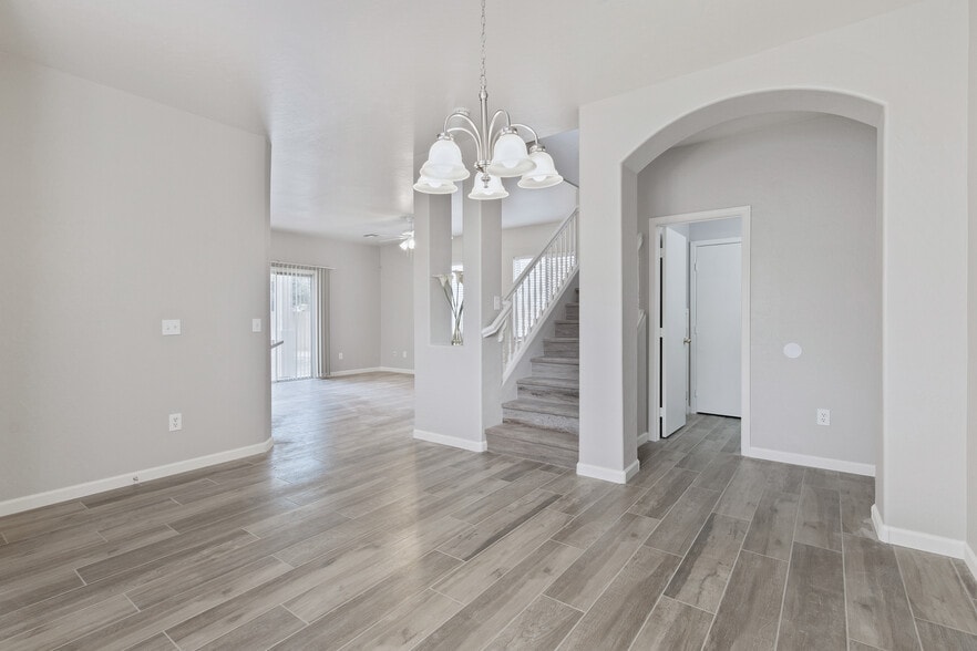 Formal Dining Room - 664 E Mariposa Pl