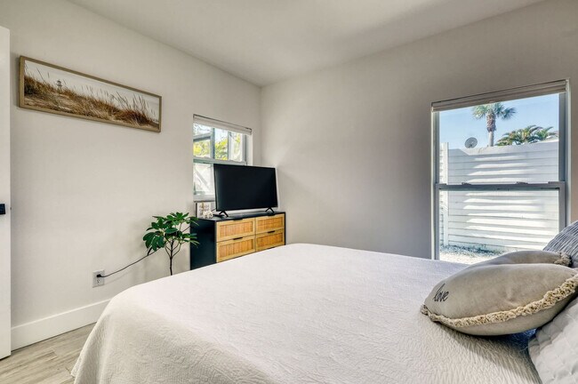 Building Photo - 106 Playmore Dr