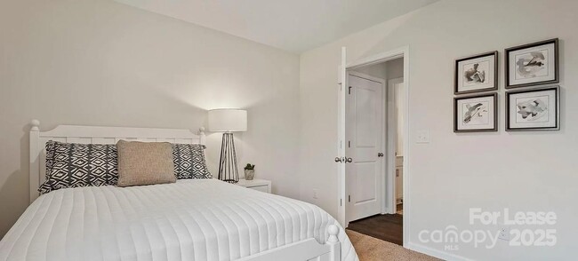 Building Photo - 2224 Lilium Dr
