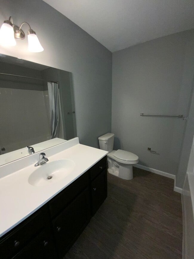 Building Photo - 200 Larkspur Ln