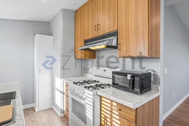 Building Photo - 161 Pecks Ln