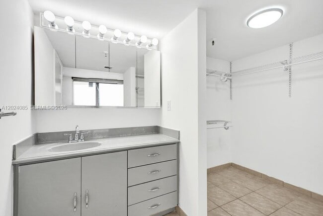 Building Photo - 1623 Collins Ave