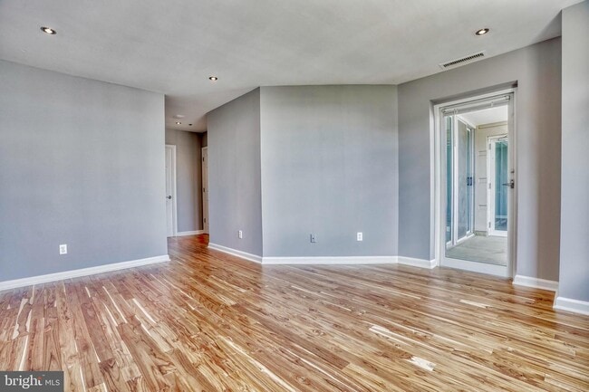 Building Photo - 100 Harborview Dr