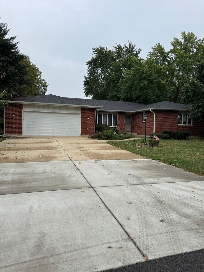 Building Photo - 1204 Prairie Ln