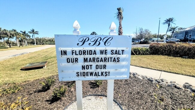 Building Photo - Seasonal/short term 2/2 vacation condo close to Anna Maria