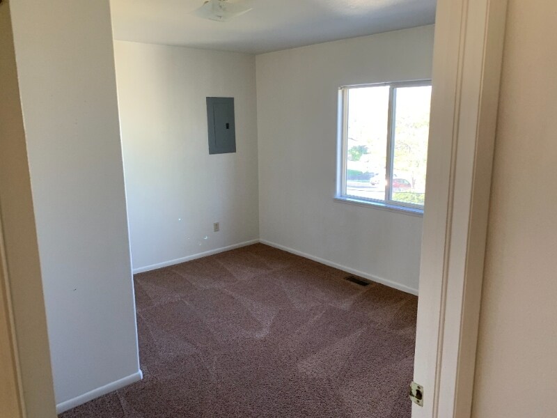 Building Photo - 828 E 4th St