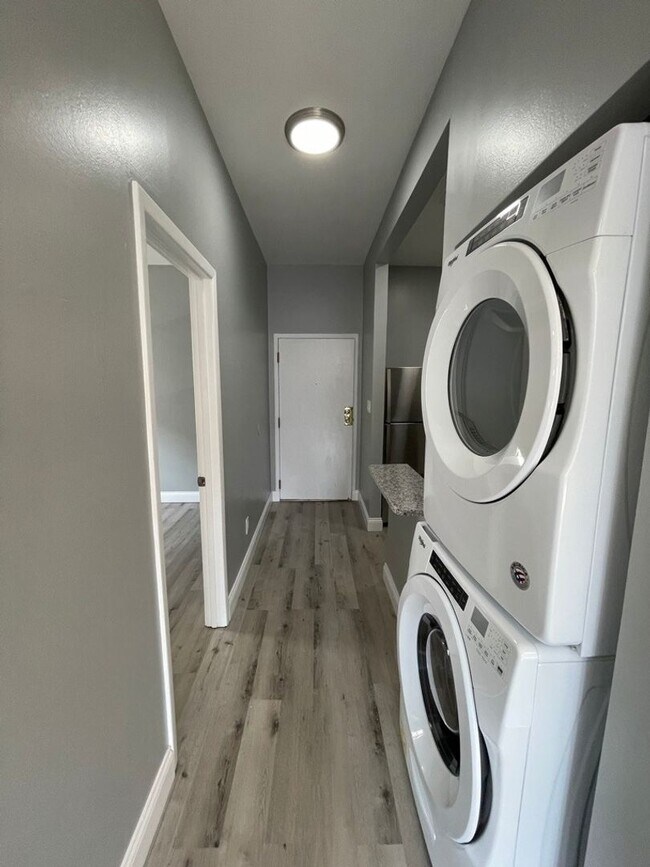 Building Photo - GORGEOUS 2/1 -  RENOVATED! Stainless, Granite, In Unit W/D