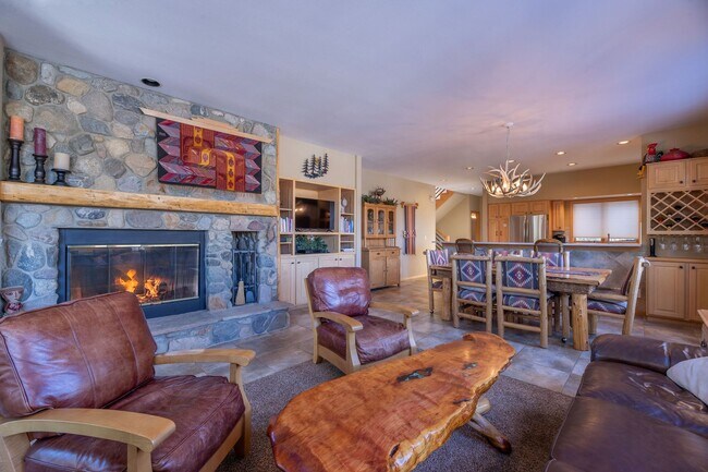 Building Photo - Attached garage! Beautiful views! Heart of...