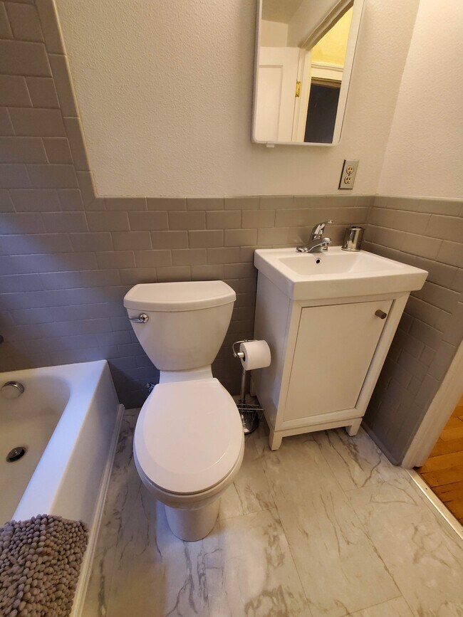 Building Photo - 607 Floral Ave