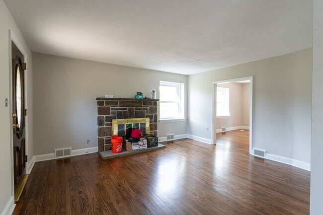 Building Photo - Rare 4 bed Gem in Marple Newtown