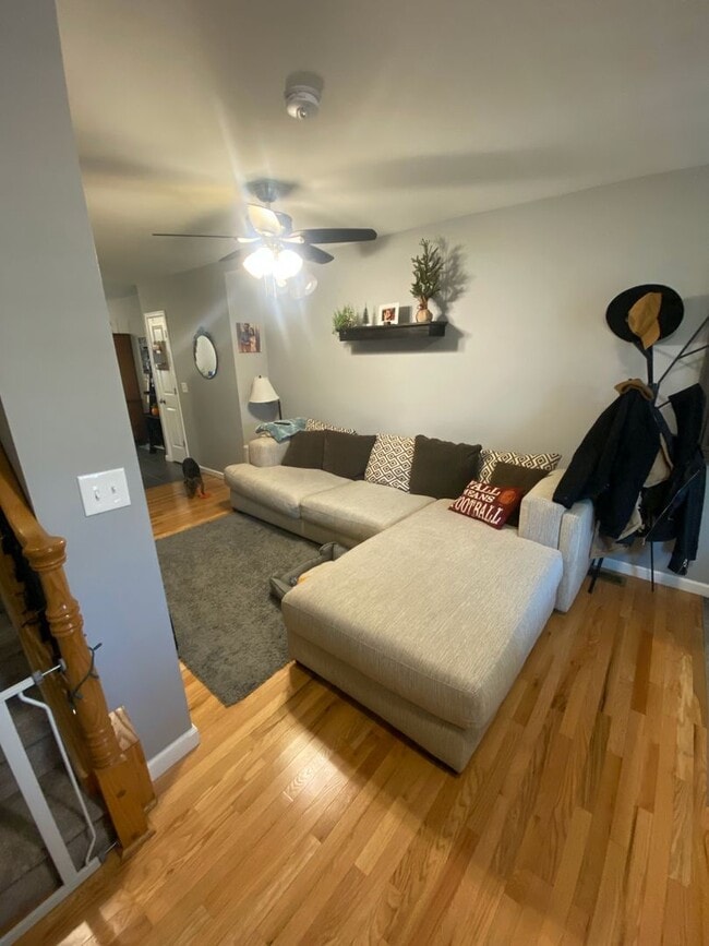 Building Photo - Beautiful Renovated 2 bedroom home with of...