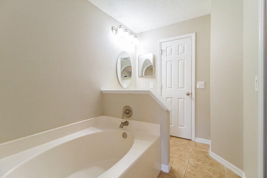Building Photo - 559 Grand Royal Cir