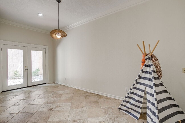 Building Photo - Private 4 Bedroom Retreat for Lease