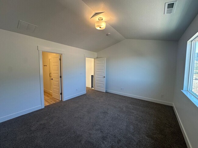 Building Photo - 5280 Acacia Dr