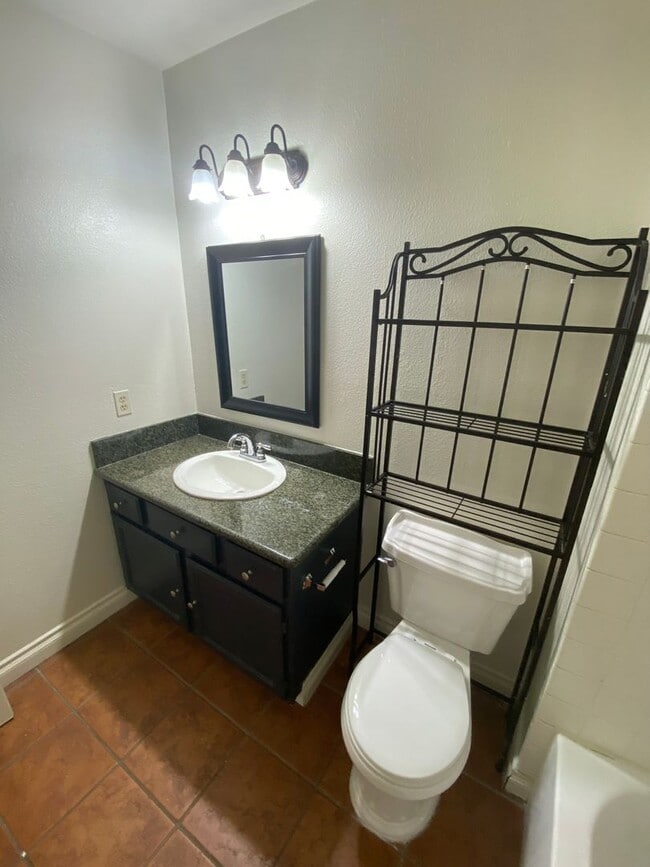 Building Photo - Wonderful 4 bed/2.5 bath home located on t...