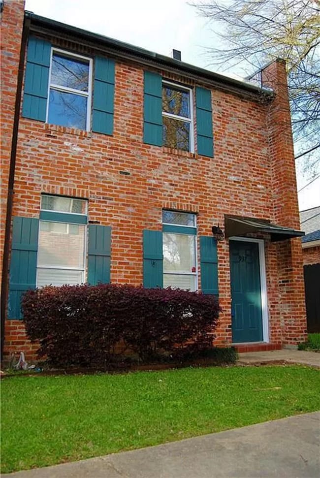 Building Photo - Townhome close to everything on Bayou Trace off Jackson St