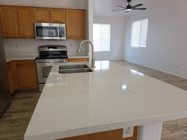 Building Photo - 51st Ave and Broadway, 3 bed, 2.5 bath, Fr...