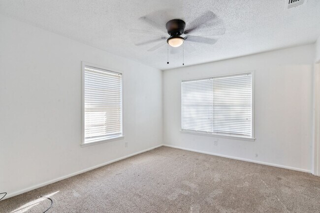 Building Photo - Vacant