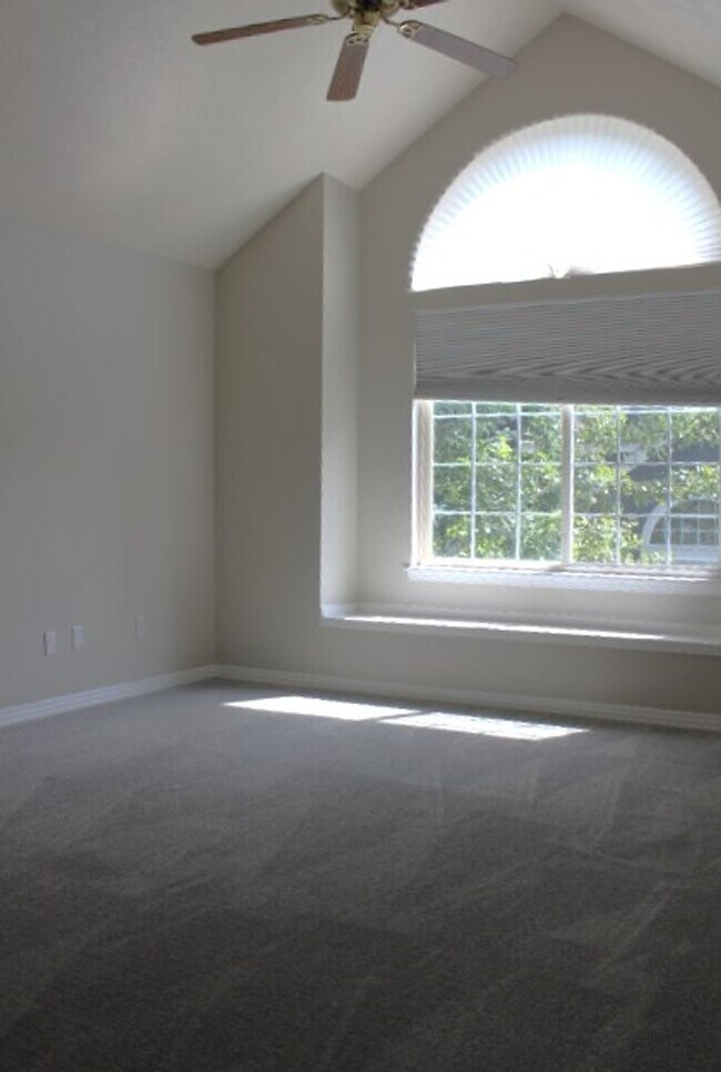 Building Photo - 2 BR/2 1/2 BA Townhouse in Gated Littleton...