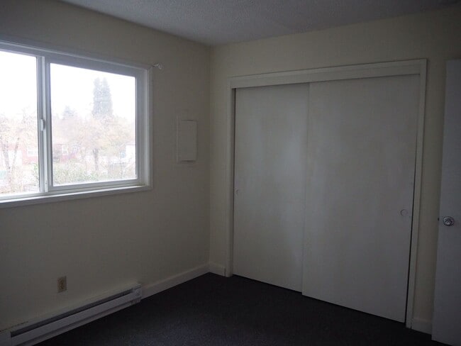 Building Photo - Updated, upstairs 2-bdrm/1-bath triplex apt—On-site w/d, off-street parking, near downtown St. Johns