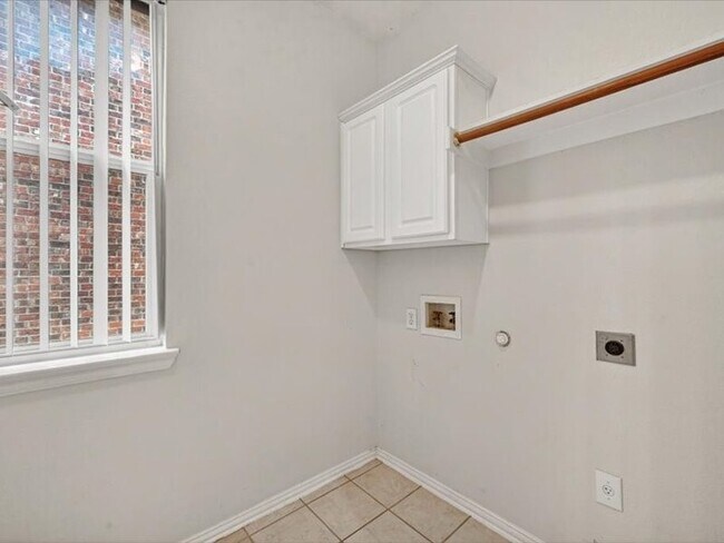 Building Photo - 11068 Downbrook Dr