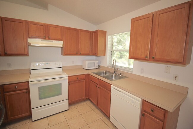 Building Photo - Roomy 3 Bed 2 Bath Screened Lanai Home for Rent in Pine Lakes