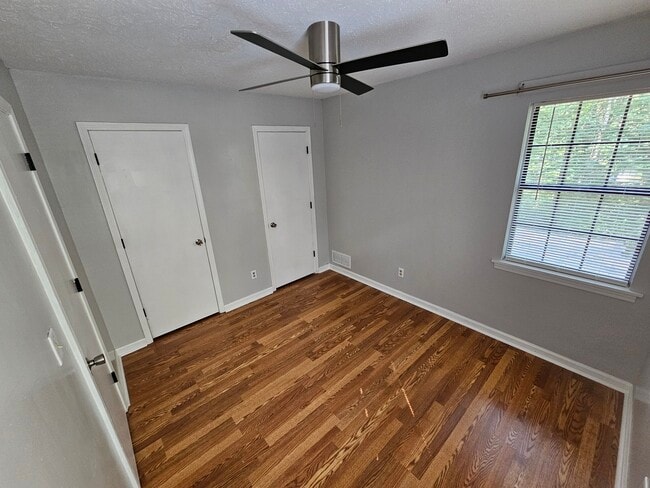 Building Photo - 290 Emerald Dr