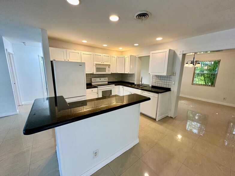 Building Photo - 308 SE 12th St