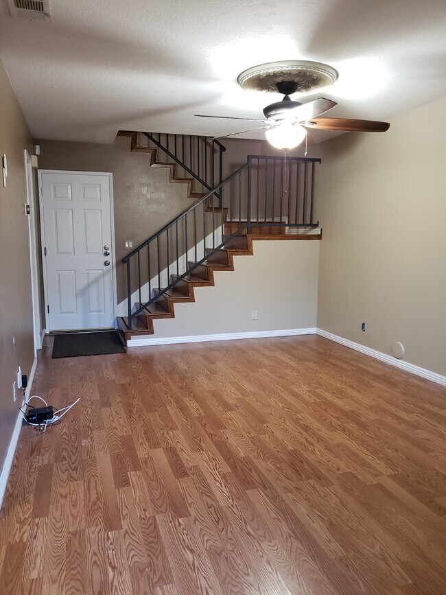 Building Photo - 1202 N Sunflower Ave