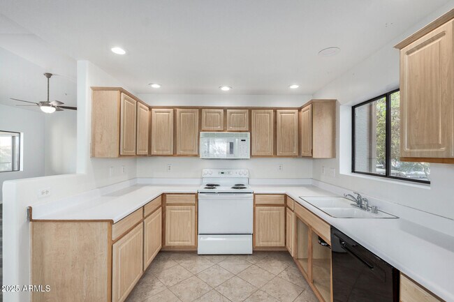 Building Photo - 15225 N 100th St