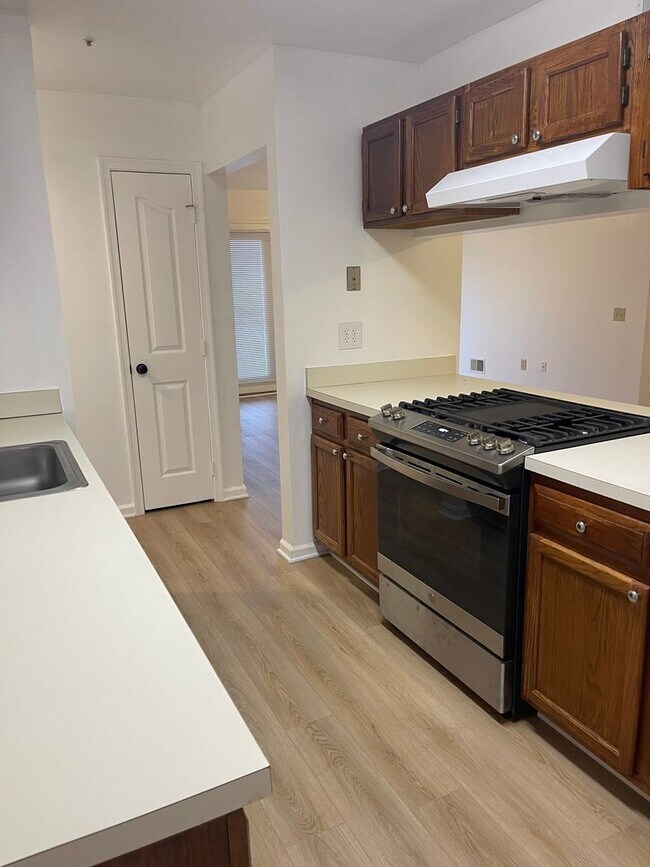 Building Photo - Condo in Waters Edge