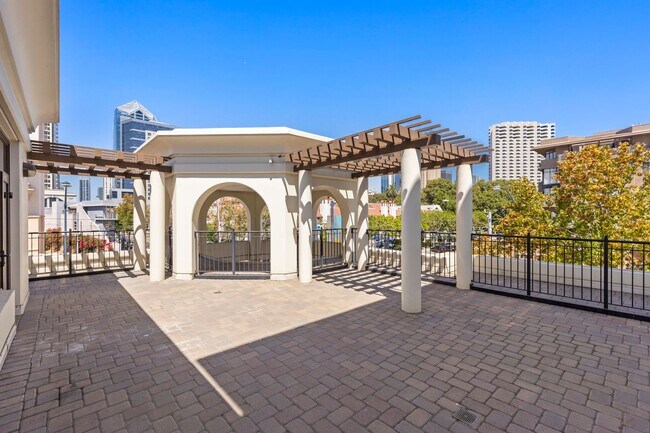 Building Photo - Stunning Marina District 2 Bedroom + a Lof...
