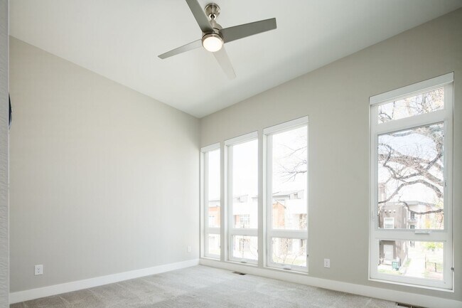 Building Photo - Modern 3 bed / 4 bath, 3 story townhome!