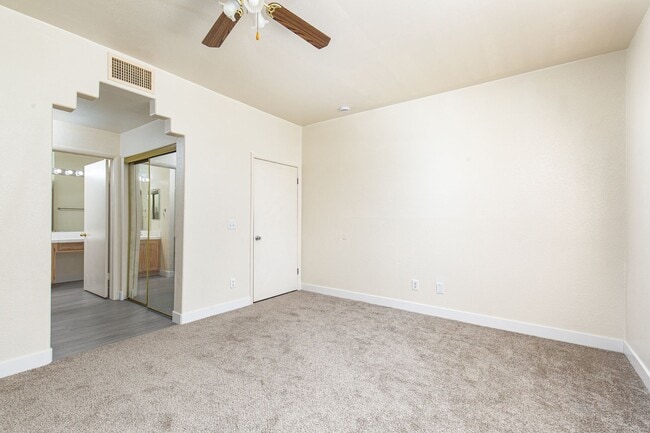 Building Photo - Move-in ready ground-floor 2 bed, 2 bath