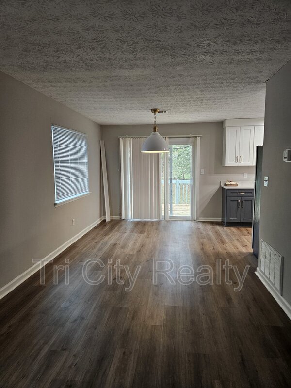 Building Photo - 135 Rose Ct