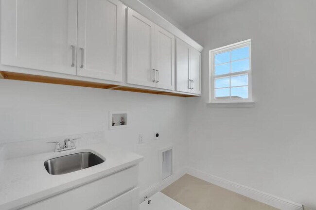 Building Photo - "Spacious 4-Bedroom Gem with 3 Full Baths in Charming Winter Garden!"