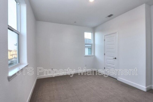 Building Photo - 3349 Hedgerow Ct