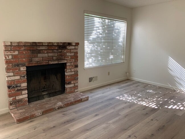Building Photo - 2 bed 1.5 bath with a 2-car garage in Rocklin