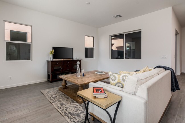 Building Photo - 927 E Paseo Way