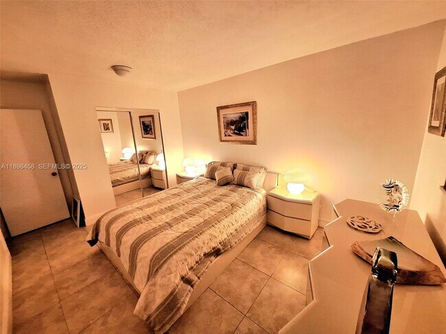 Building Photo - 1575 NE 38th St