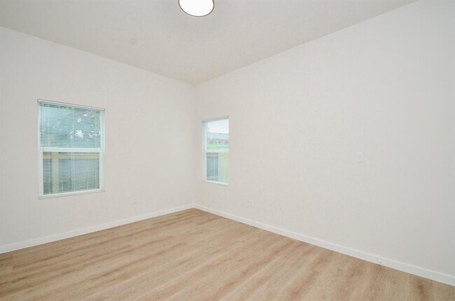 Building Photo - 405 Clearwater St