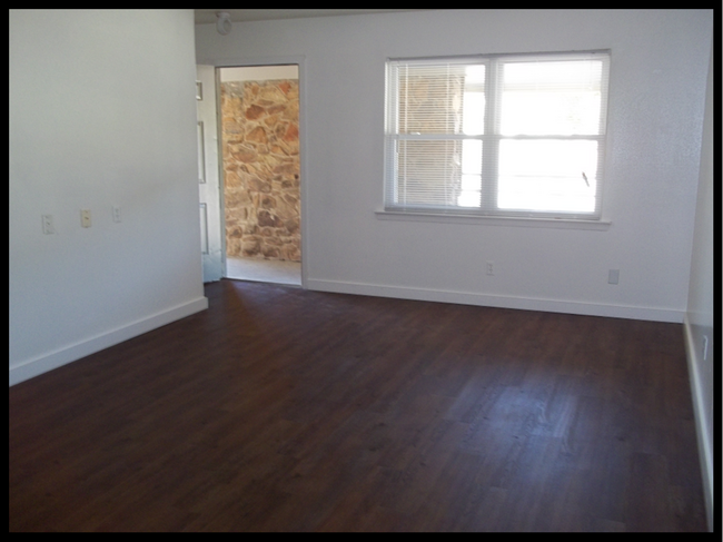 Bright Windows - 2206 Stella St